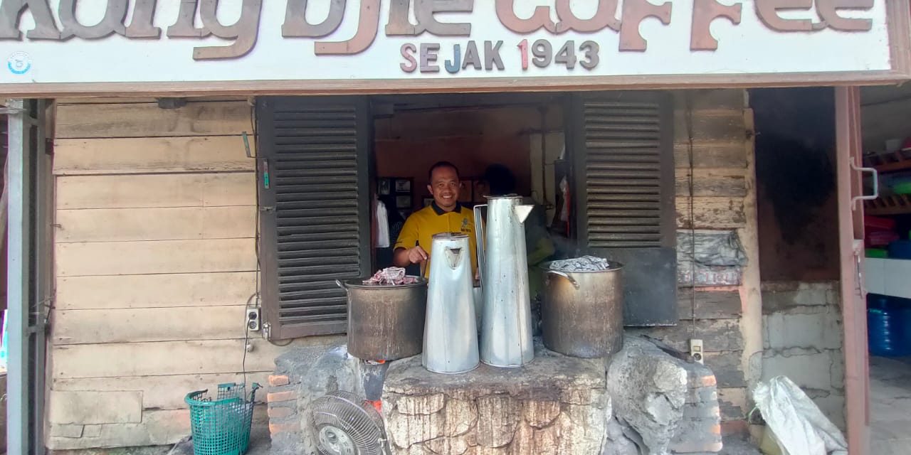 Menyeruput Kopi Panas di Warung Kopi Kong Djie Belitung