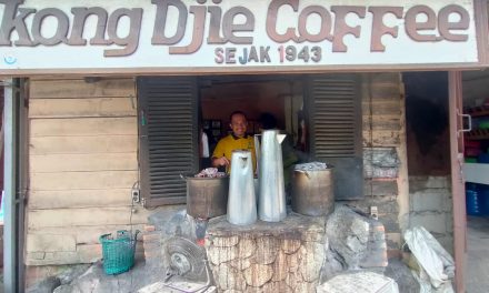 Menyeruput Kopi Panas di Warung Kopi Kong Djie Belitung