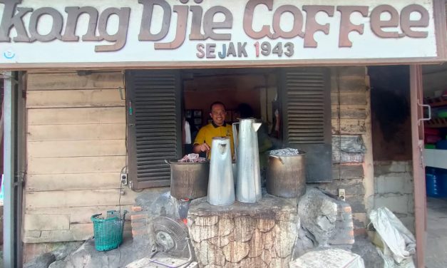 Menyeruput Kopi Panas di Warung Kopi Kong Djie Belitung