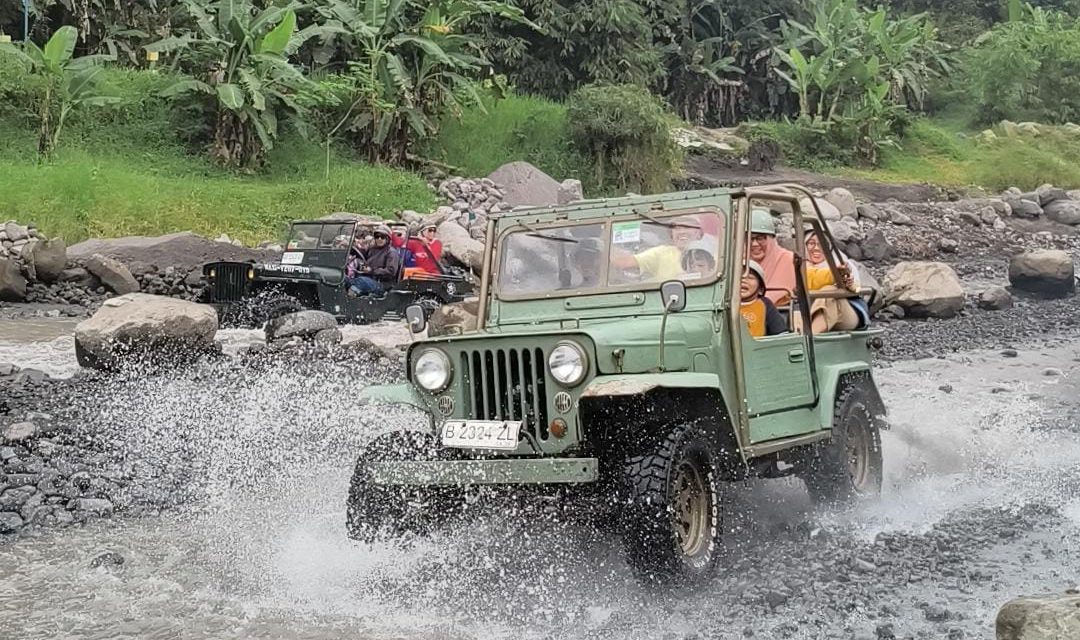 Menyusuri Jejak Merapi, Tawa di Tengah Debu dan Doa