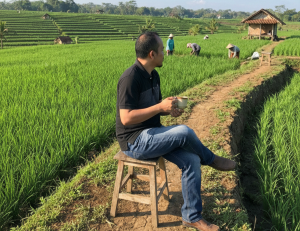 Sawang Sinawang: Tentang Hidup yang Terlihat Enak dari Jendela Orang Lain