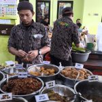 Nasi Jamblang Ibu Nur Cirebon: Antrean, Daun Jati, dan Rasa yang Membawa Pulang