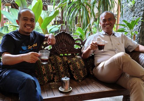 Ngopi Tanpa Drama Lambung: Cerita Tentang Kopi Hitam, Kebiasaan, dan Cara Berdamai dengan Perut