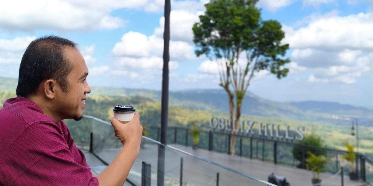 Menikmati Senja di Ketinggian: Cerita dari Obelix Hills