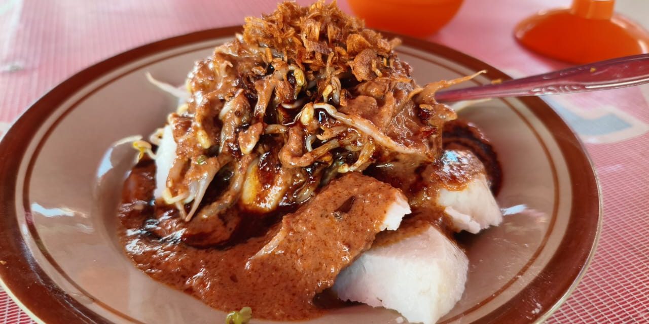 Kupat Tahu: Simfoni Sederhana dari Lontong, Tahu, dan Kacang Tanah
