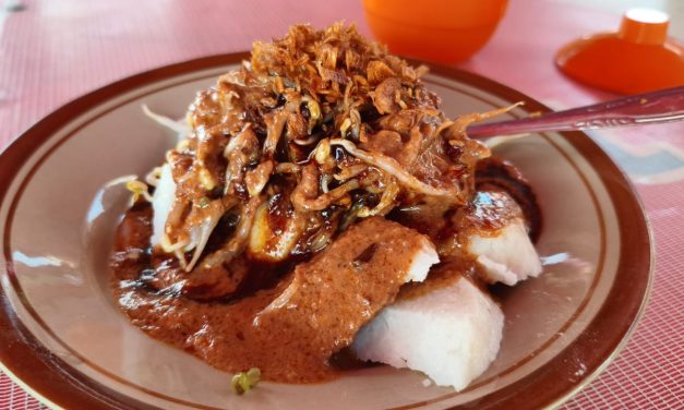 Kupat Tahu: Simfoni Sederhana dari Lontong, Tahu, dan Kacang Tanah