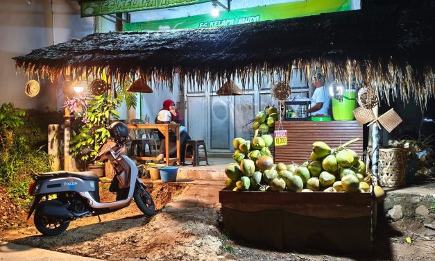 Es Kelapa Muda Abah Satim: Oase Segar 24 Jam di Jalan Panji, Subang