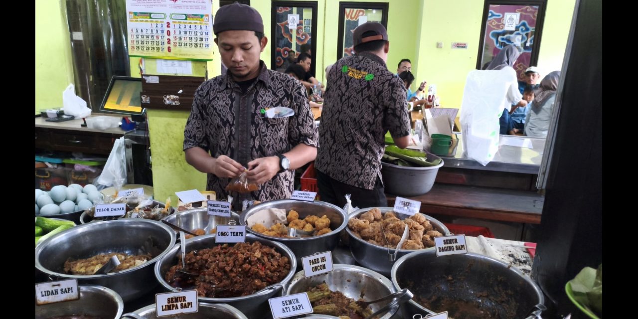 Nasi Jamblang Ibu Nur Cirebon: Antrean, Daun Jati, dan Rasa yang Membawa Pulang