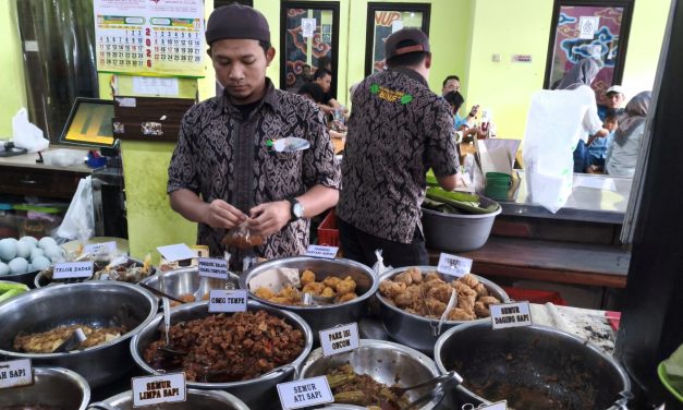 Nasi Jamblang Ibu Nur Cirebon: Antrean, Daun Jati, dan Rasa yang Membawa Pulang
